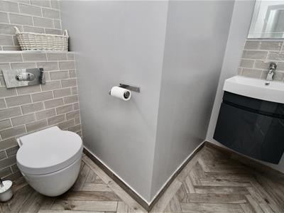 L-Shaped Guest WC